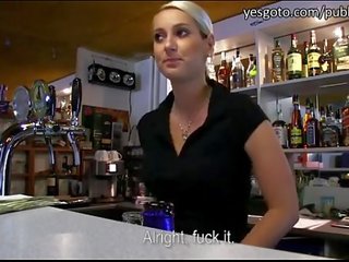 Madhështor exceptional bartender fucked për para në dorë! - 