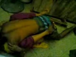 Indiškas miela typical kaimas mažutė chudai apie grindys į paslėptas kamera - wowmoyback