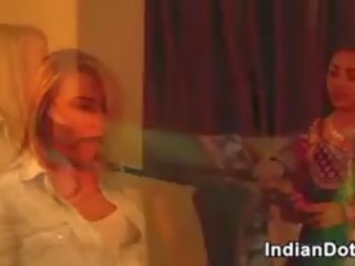 Intialainen femdom abuses hänen valkoinen orja tyttöystävä