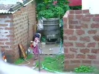 Ver este dos fantástico sri lankan joven dama consiguiendo bañera en al aire libre