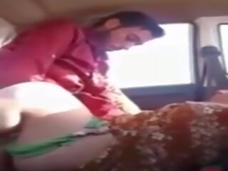 Bhabhi heeft auto seks klem