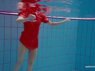 Avenna clips haar captivating naakt naakt adembenemend lichaam onderwater