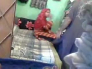Grown-up متفوق إلى trot الباكستانية زوجان تتمتع باختصار مسلم جنس فيديو جلسة
