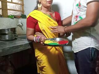 Holi par tentant bhabhi ko couleur lagakar cuisine supporter par | xhamster
