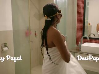 Desi south indisch jong dame jong bhabhi payal in badkamer