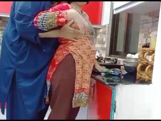 Paquistaní esposa anal agujero follada en la cocina mientras ella es trabajando con claro audio
