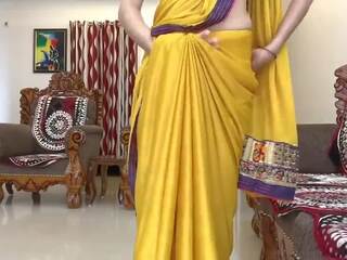 印度人 德西 bhabhi 穿着 黄色 saree 前 的 devar