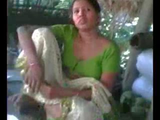 Desi Village Aunty Showing Boobs on Request wid Audio - DesiBate*