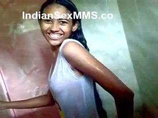 Intialainen teinit helvetin sisään julkinen suihku - (desiscandals.net)