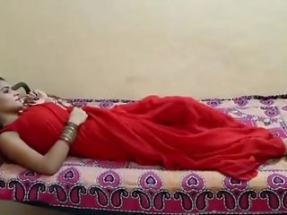 Индийски bhabhi прецака в червен saree