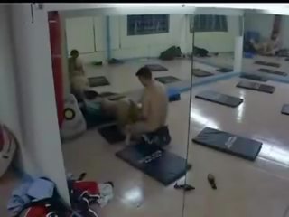 India adolescente en gimnasio parte 2