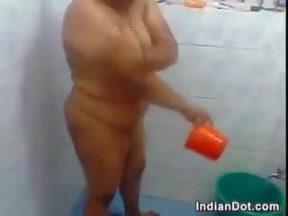 बड़ा इंडियन महिला washing उसकी फॅट बॉडी