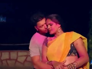 Sensational আন্টি পার্কিং এবং navel চুম্বন মধ্যে স্নান টব fuckclips.net