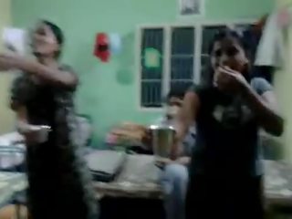 Βόρειος ινδικό κορίτσια προσπαθώ να ποτό μπύρα σε τους οικοδεσπότης