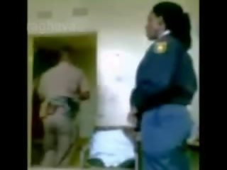 Полиция шеф наслаждавайки женски пол junior офицер скрит камера